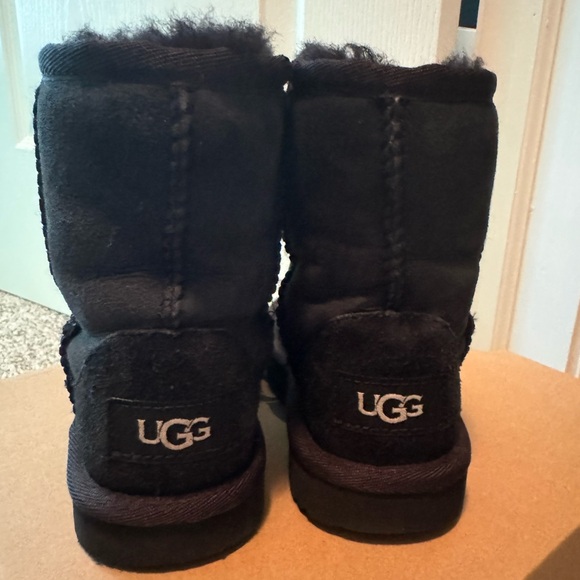 Kids black Ugg boots - Picture 1 of 6